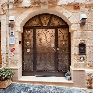 https://10-la-ruelle.hotelssaintjulians.com